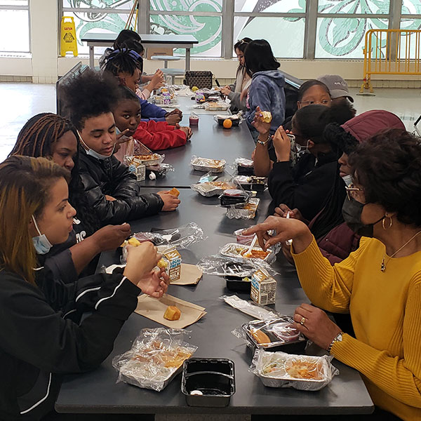 Picture of a group of students sitting at a lunch table.